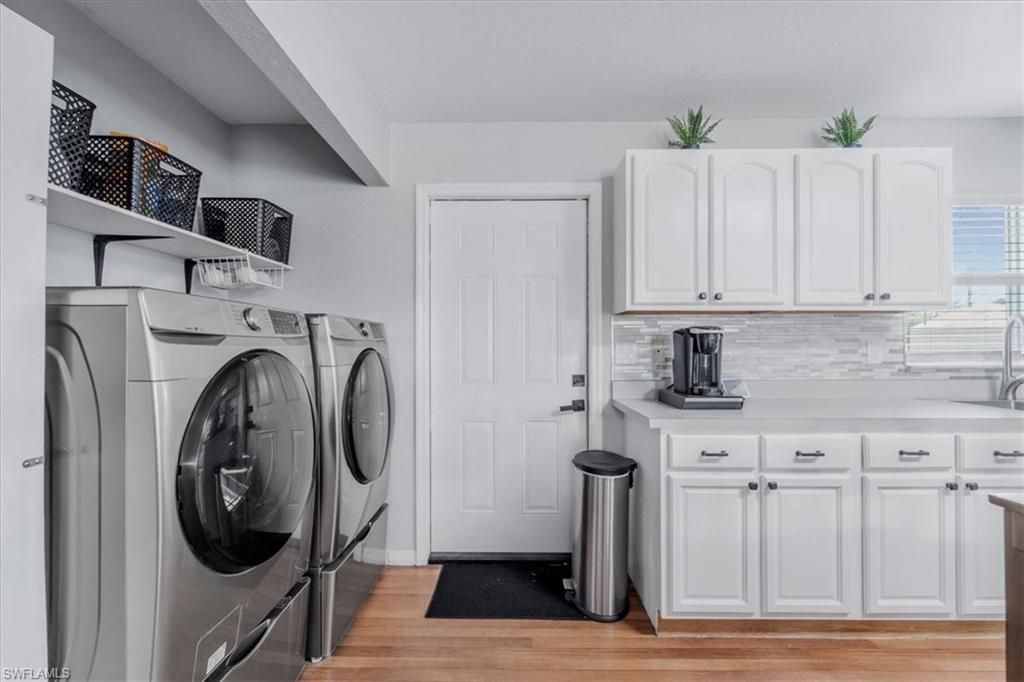 Interior, Washer, Wood Texture Flooring