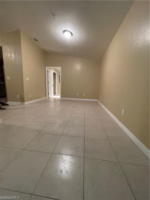 Empty room, Interior