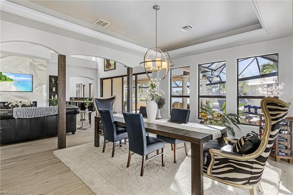 Chandelier, Dining room, Interior, Living room, Pendant Lights, Wood Texture Flooring