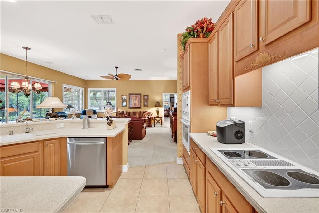 Chandelier, Interior, Kitchen, Living room, Pendant Lights, Tile Countertops