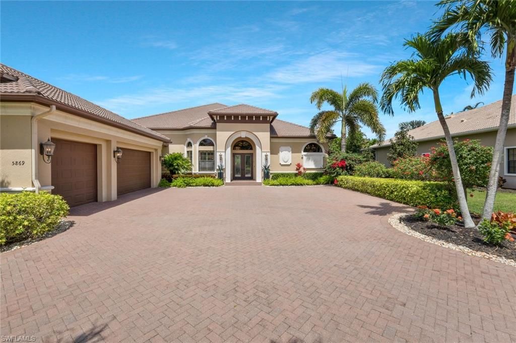 Attached, Exterior, Facade, Mediterranean