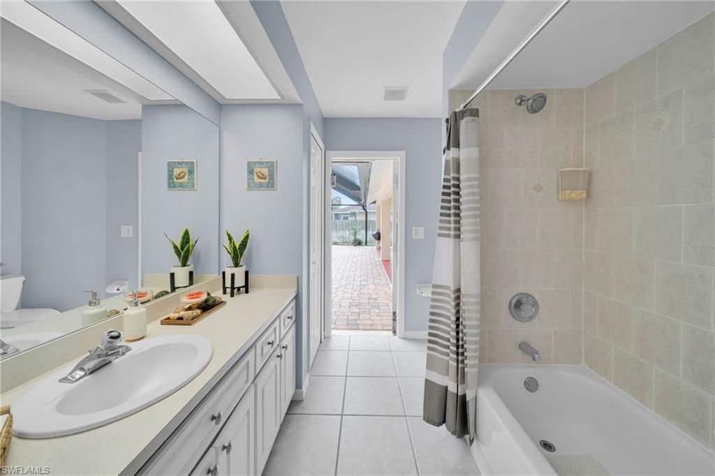 Bathroom, Dual Sink Vanities, Interior