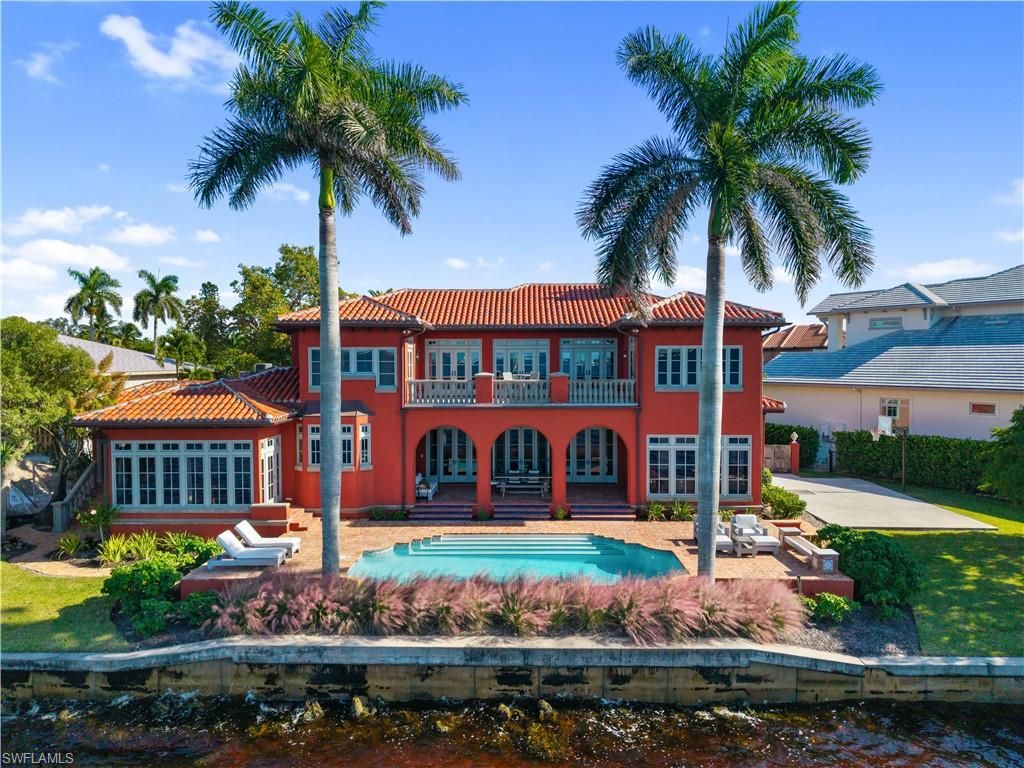 Exterior, Facade, Pool, Mediterranean