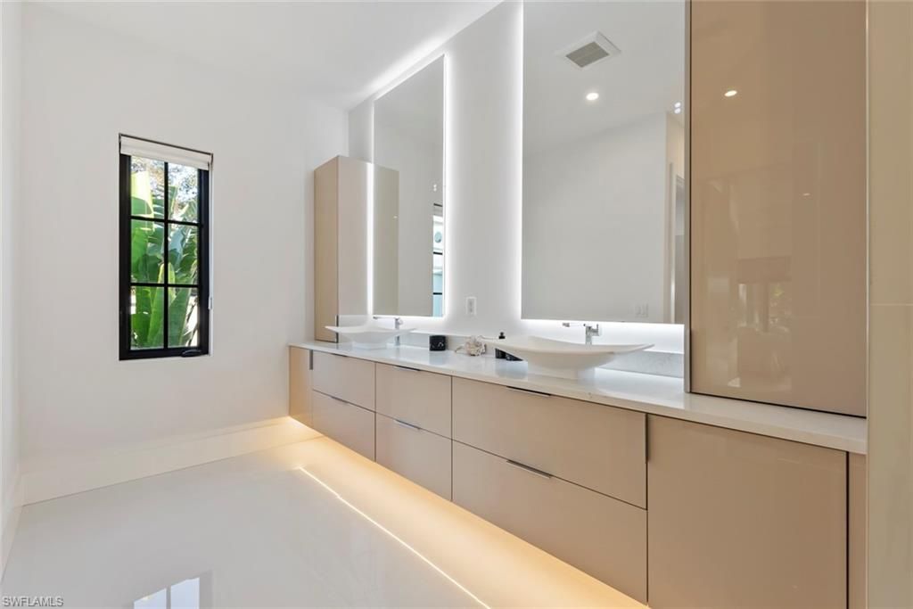 Bathroom, Dual Sink Vanities, Interior, Recessed Lighting