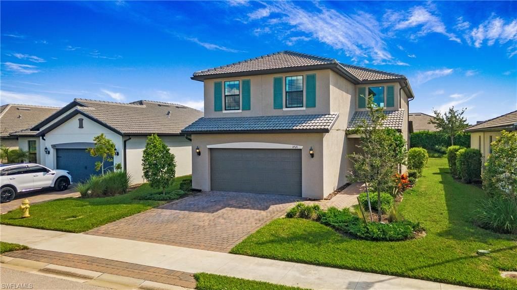 Attached, Exterior, Facade, Mediterranean