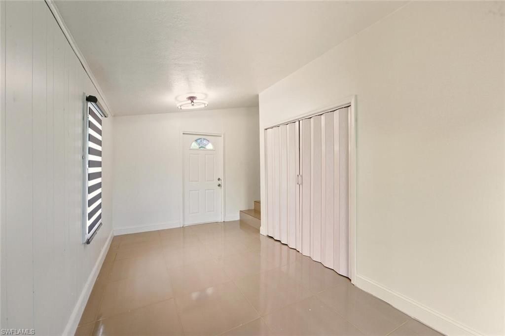 Empty room, Interior