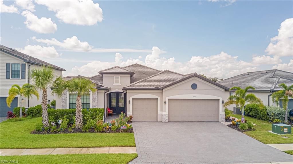 Attached, Exterior, Facade, Mediterranean