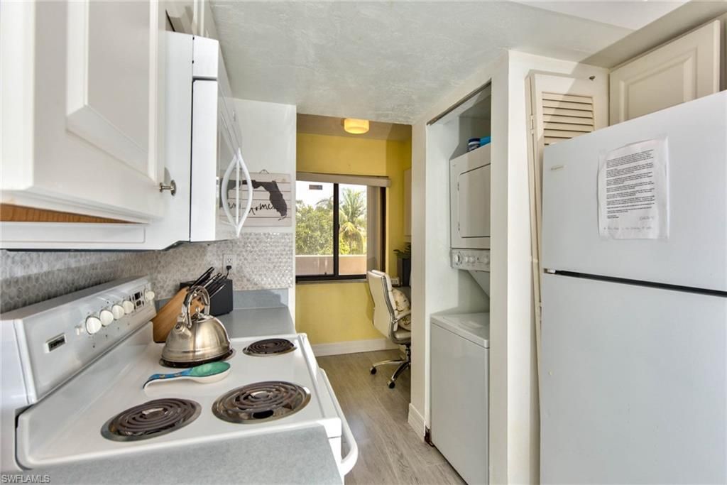 Interior, Kitchen, Utility Closets, Washer, Wood Texture Flooring