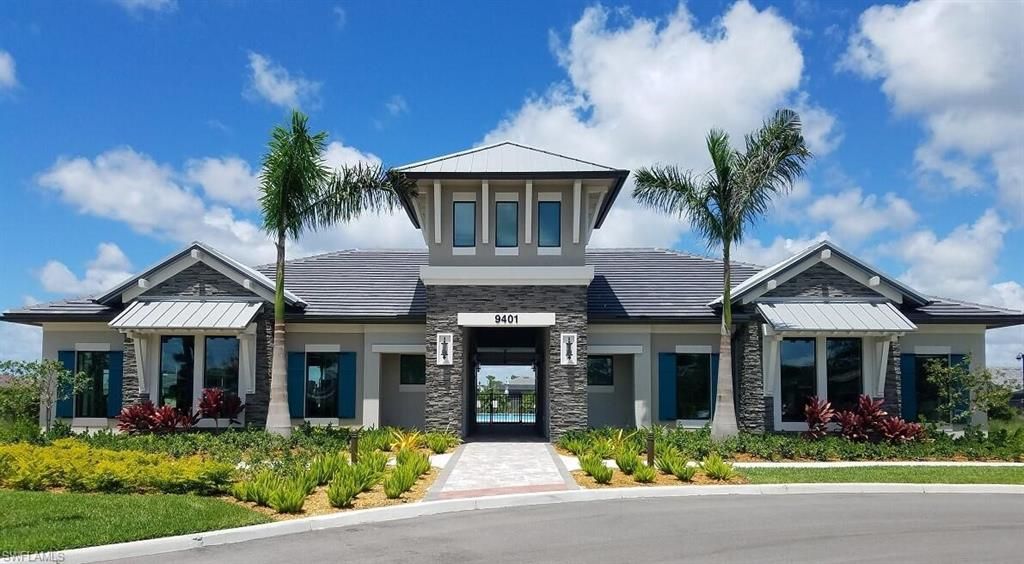 Exterior, Facade, Modern