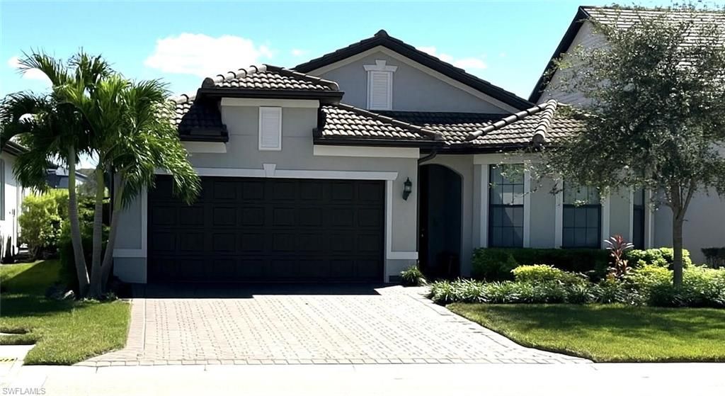 Attached, Exterior, Facade, Mediterranean