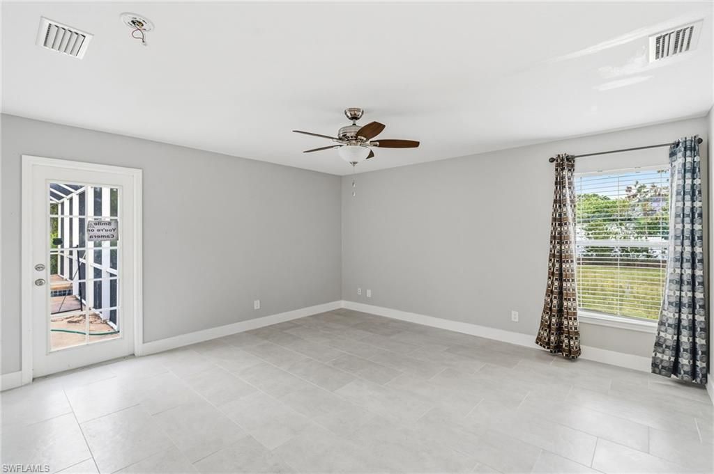 Empty room, Interior