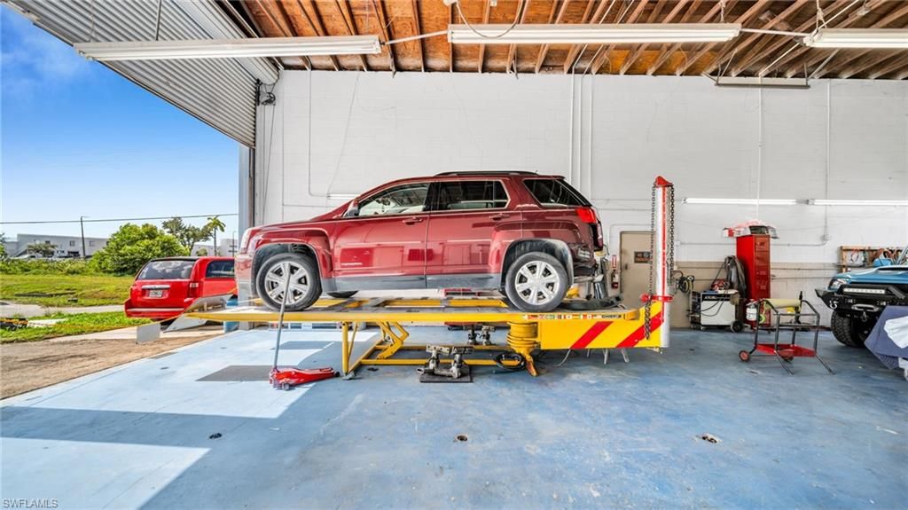 Exterior, Garage, Wooden Beams