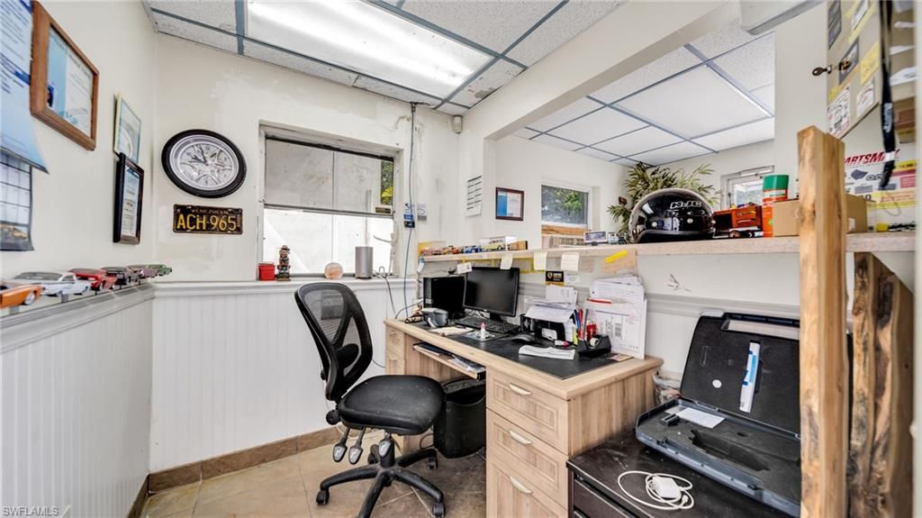 Home Office, Interior