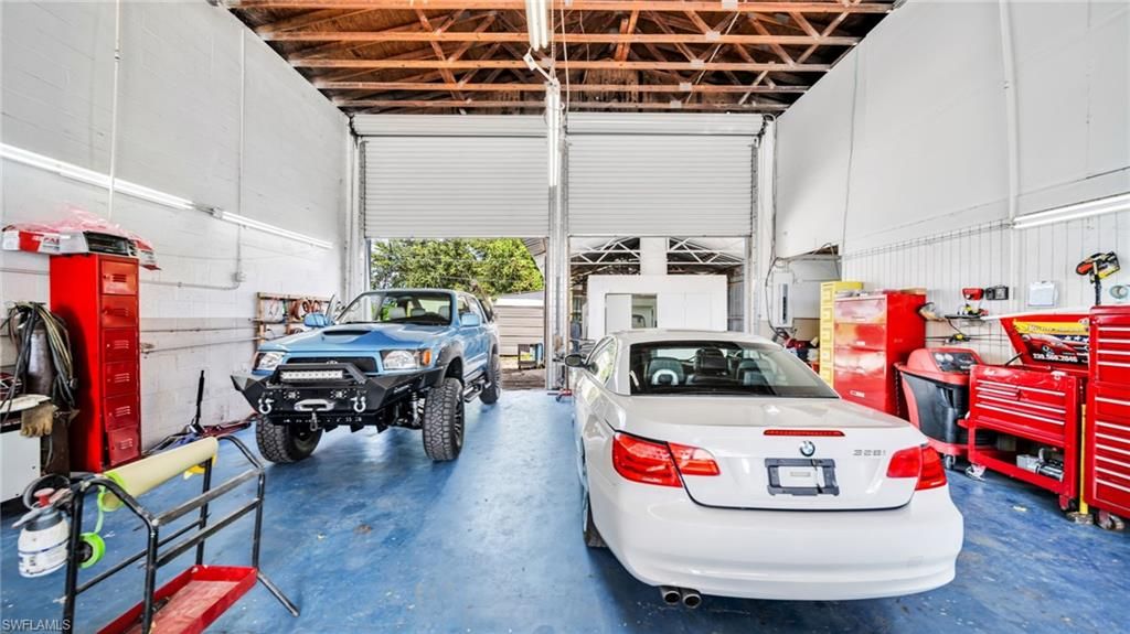 Garage, Interior, Wooden Beams