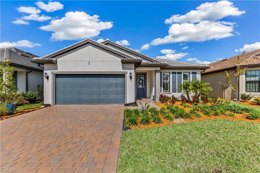 Attached, Exterior, Facade, Mediterranean