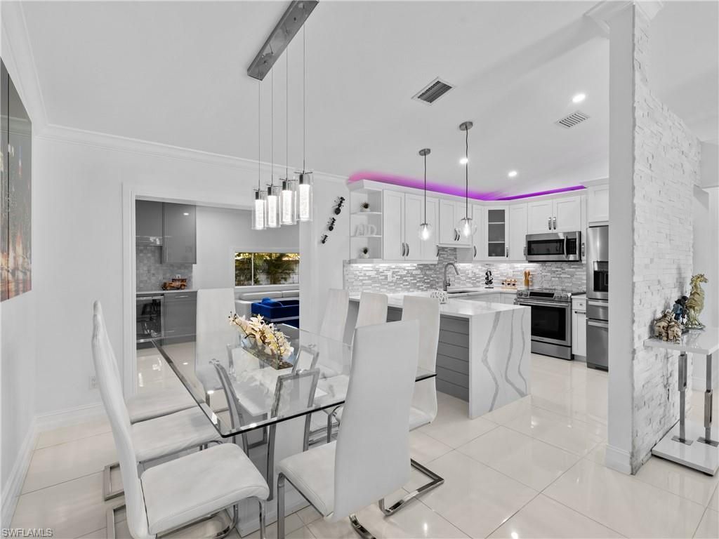 Dining room, Interior, Kitchen, Pendant Lights, Recessed Lighting, Stainless Steel Appliances