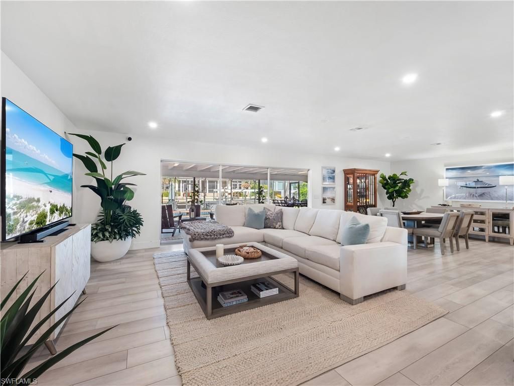 Dining room, Interior, Living room, Recessed Lighting, Wood Texture Flooring