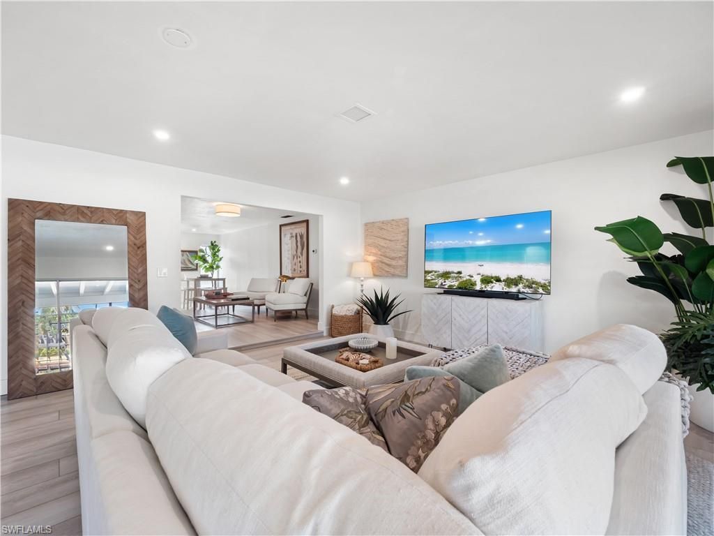 Dining room, Interior, Living room, Recessed Lighting, Wood Texture Flooring