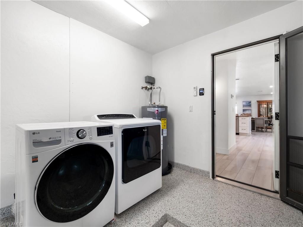 Interior, Recessed Lighting, Washer, Wood Texture Flooring