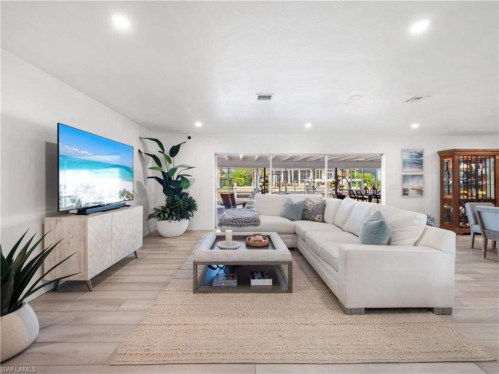 Dining room, Interior, Living room, Recessed Lighting, Wood Texture Flooring