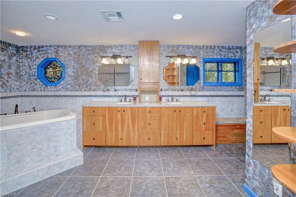 Bathroom, Dual Sink Vanities, Interior, Recessed Lighting