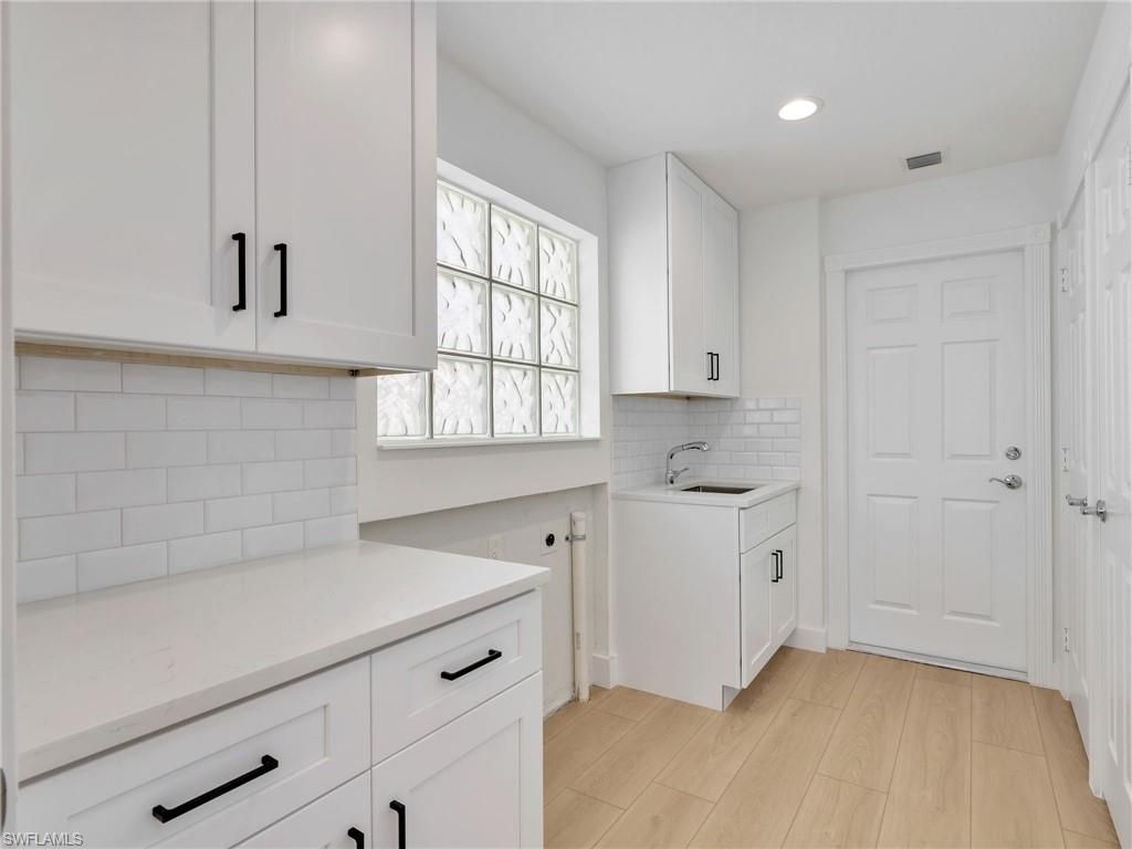 Interior, Recessed Lighting, Washer, Wood Texture Flooring