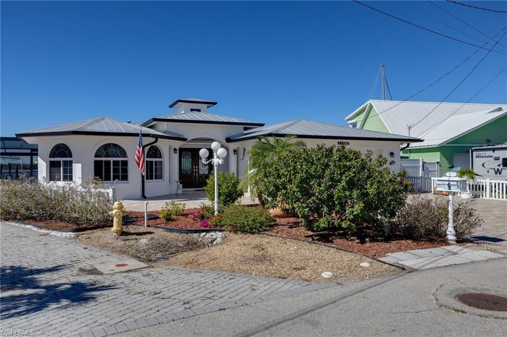 Exterior, Facade, Ranch