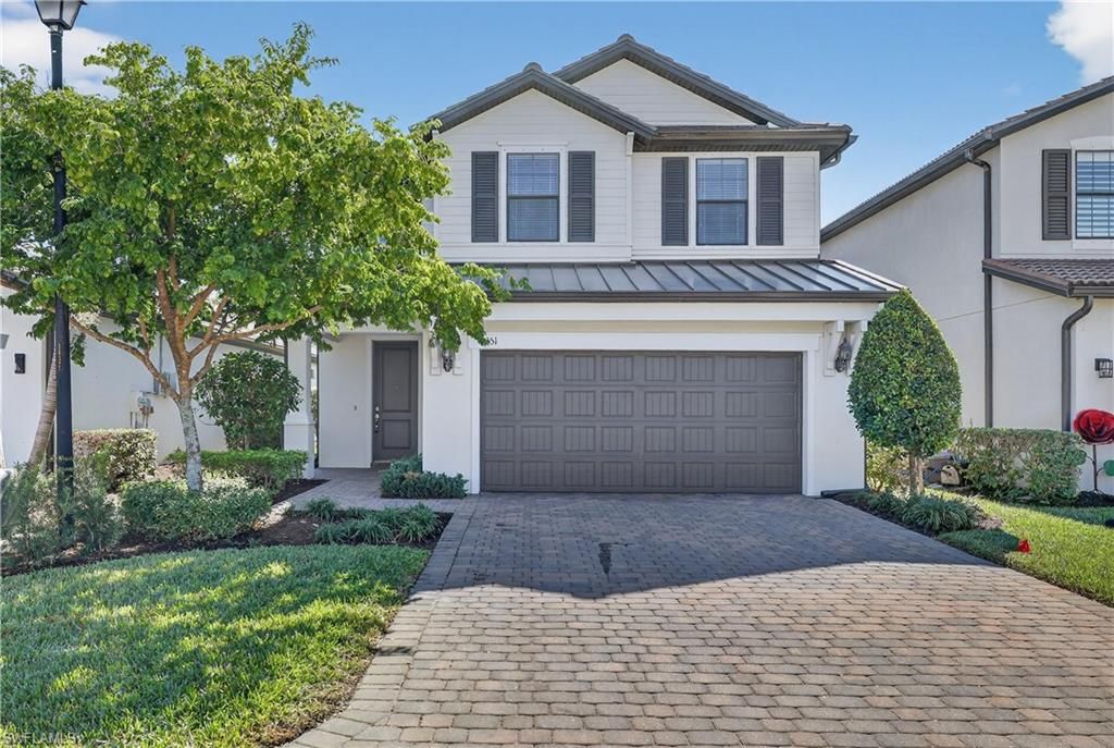 Attached, Exterior, Facade, American Craftsman