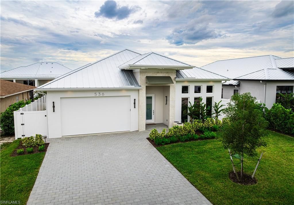 Attached, Exterior, Facade, Farmhouse