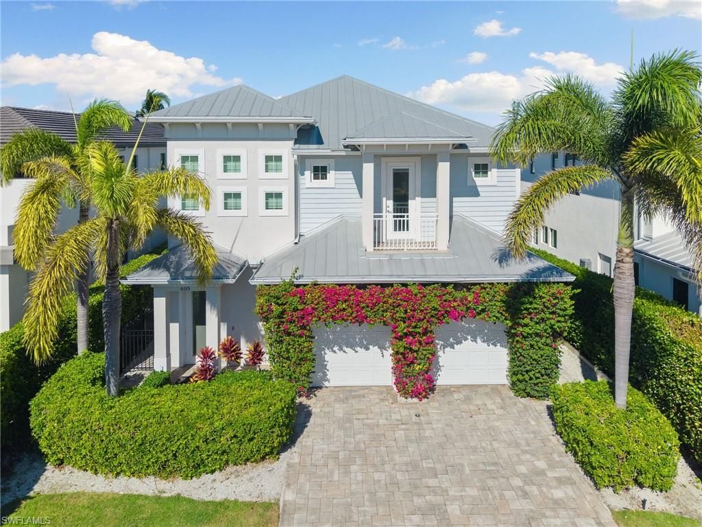 Attached, Exterior, Facade, Farmhouse