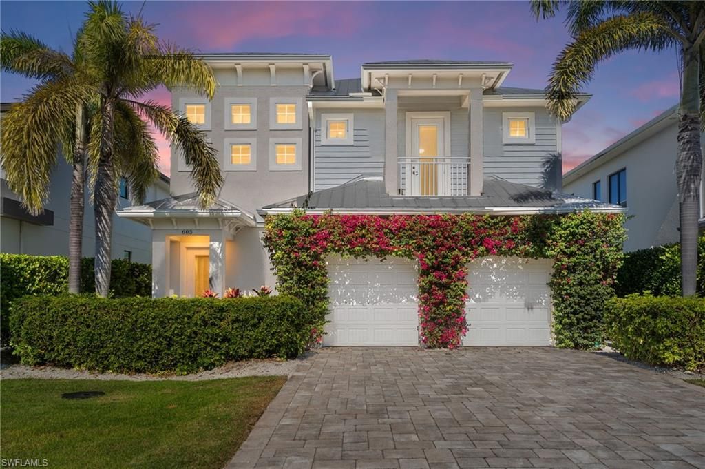 Attached, Exterior, Facade, Mediterranean