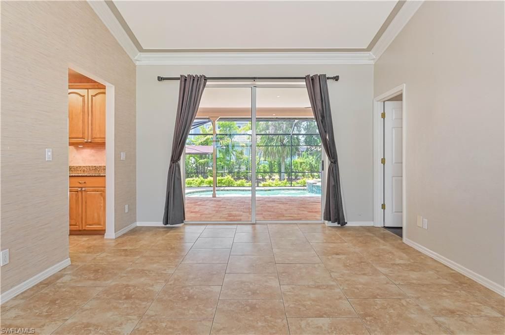 Empty room, Interior