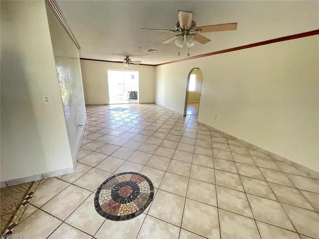 Empty room, Interior