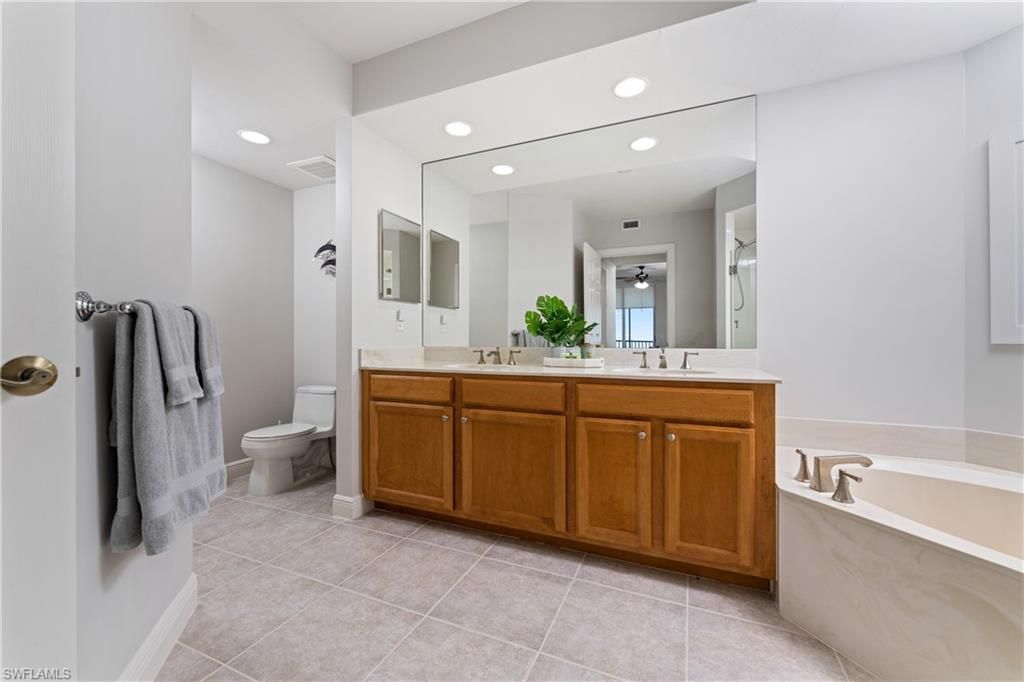 Bathroom, Dual Sink Vanities, Interior, Recessed Lighting