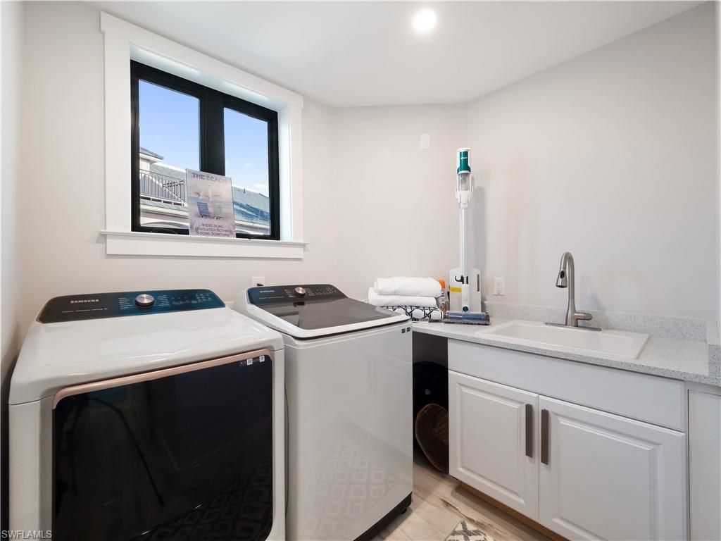 Interior, Recessed Lighting, Washer, Wood Texture Flooring