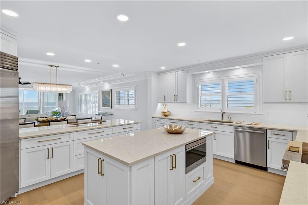 Chandelier, Dining room, Interior, Kitchen, Pendant Lights, Recessed Lighting, Stainless Steel Appliances, Wood Texture Flooring