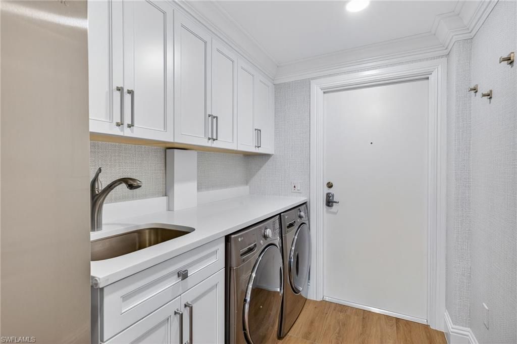 Interior, Recessed Lighting, Washer, Wood Texture Flooring
