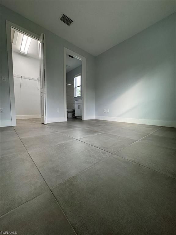 Empty room, Interior