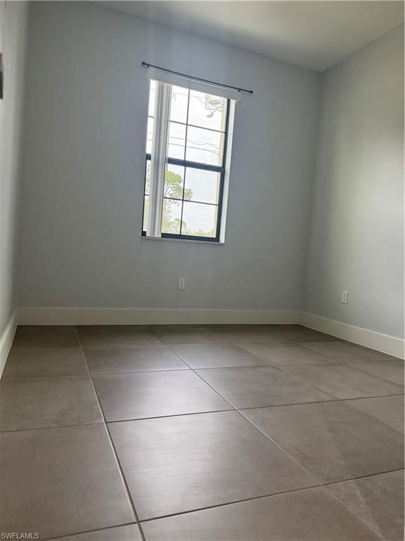 Empty room, Interior