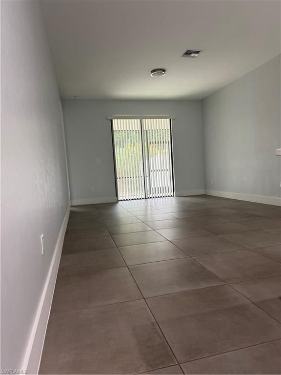 Empty room, Interior