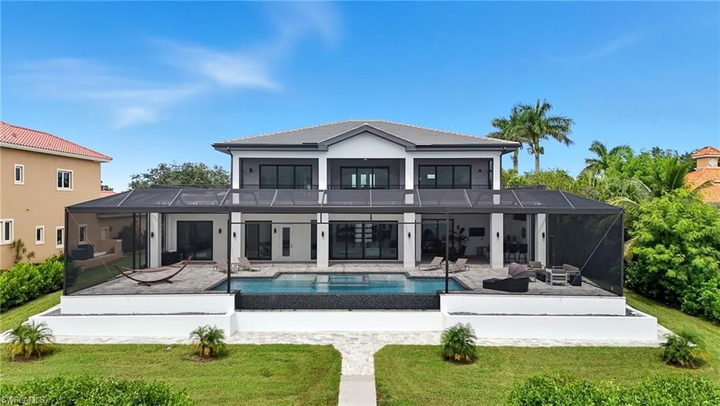 Exterior, Facade, Pool, Modern