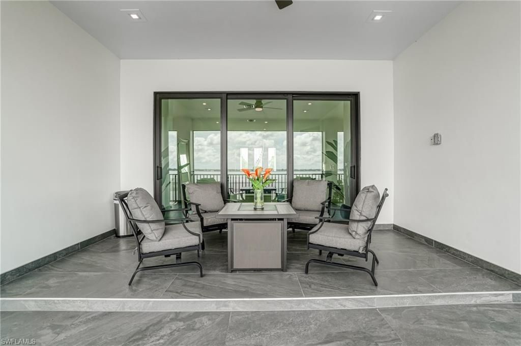 Dining room, Interior, Recessed Lighting