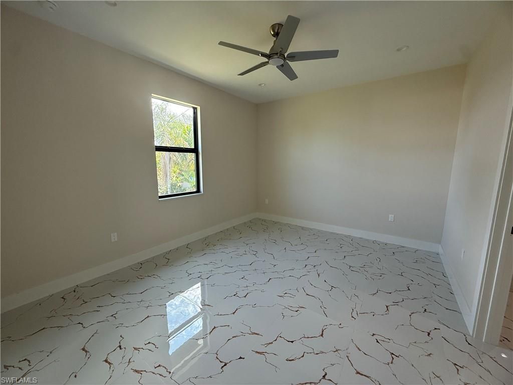 Empty room, Interior