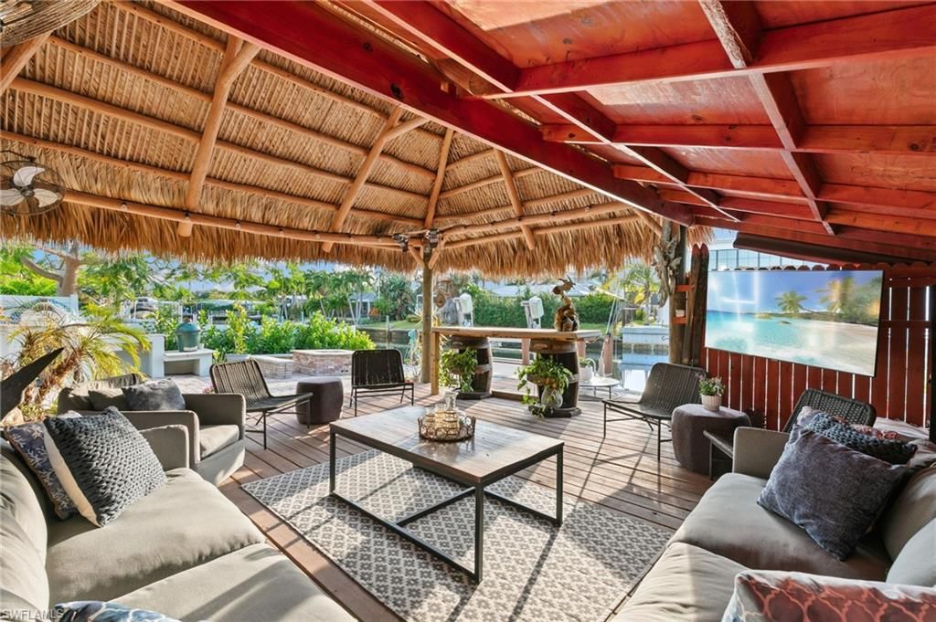 Exterior, Outdoor Kitchen, Water