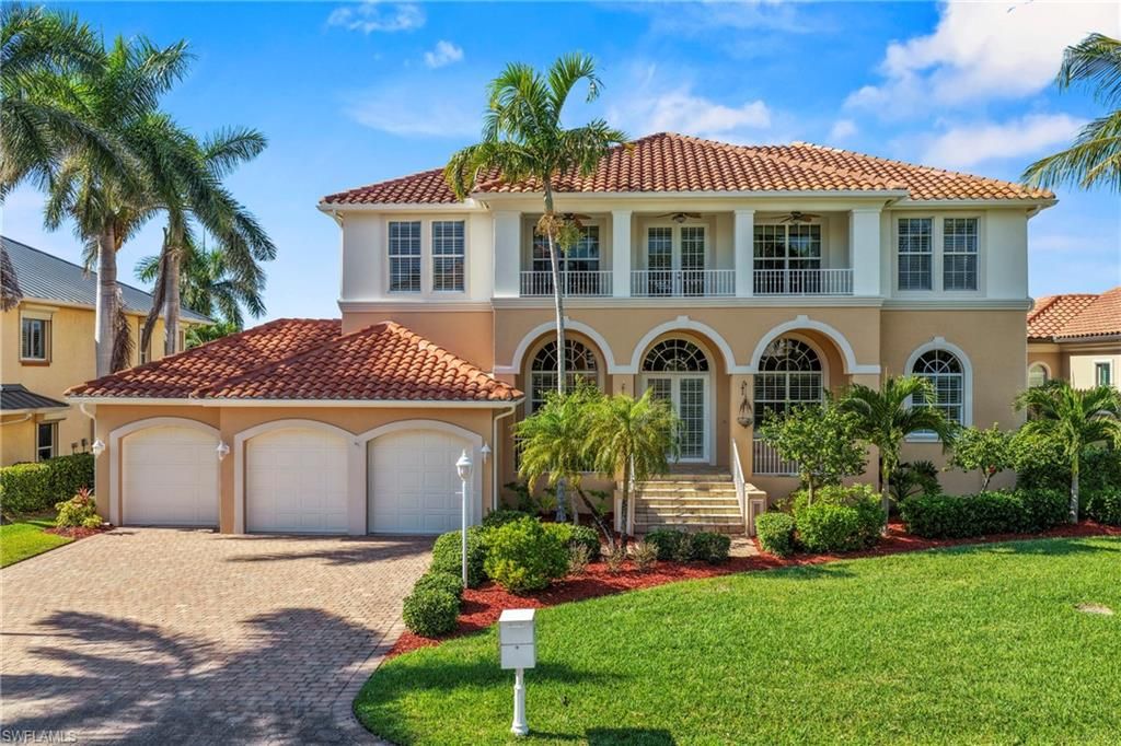 Attached, Exterior, Facade, Mediterranean