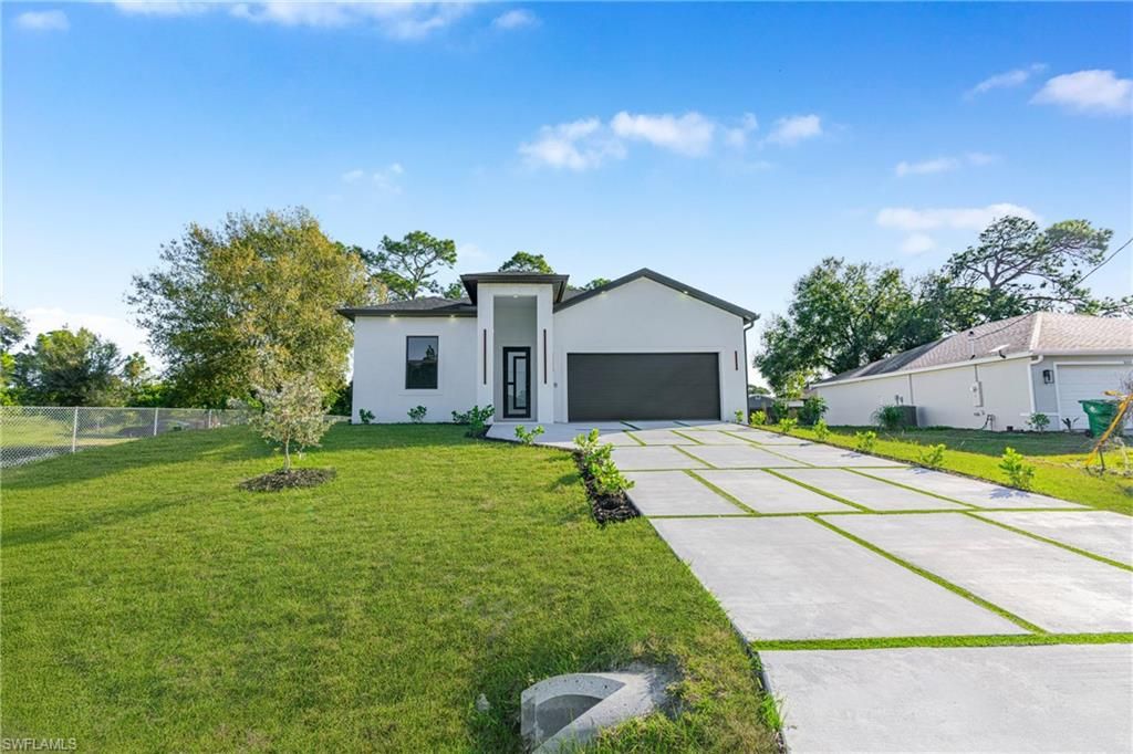 Attached, Backyard, Exterior, Facade, Modern