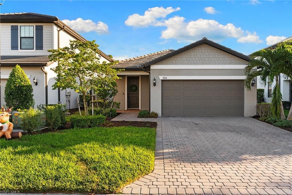 Attached, Exterior, Facade, Mediterranean