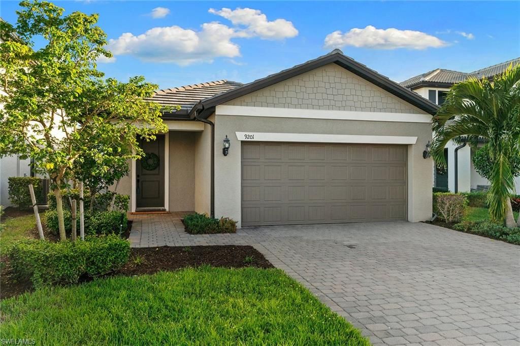 Attached, Exterior, Facade, Mediterranean