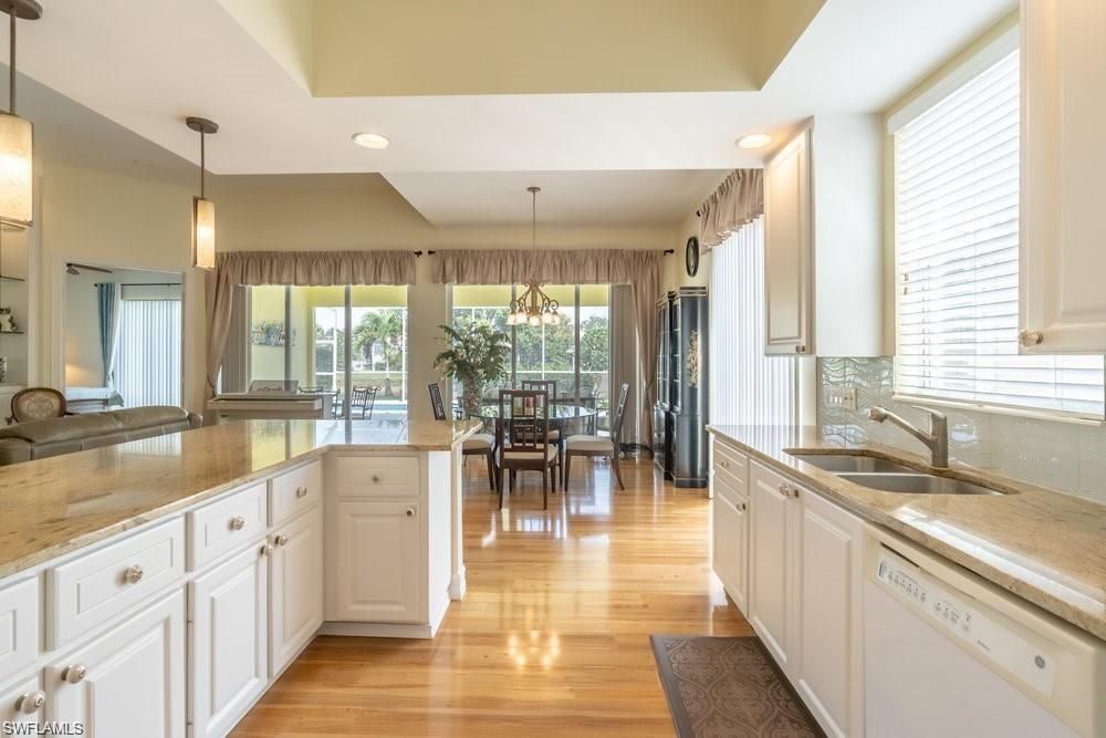 Dining room, Interior, Kitchen, Pendant Lights, Recessed Lighting, Wood Texture Flooring