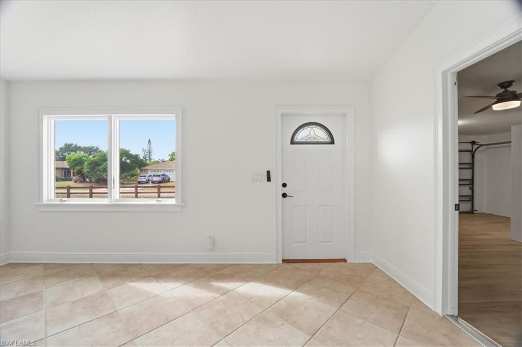 Empty room, Interior